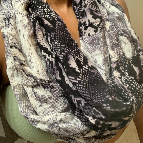 Scarf - Picture 1 of 2